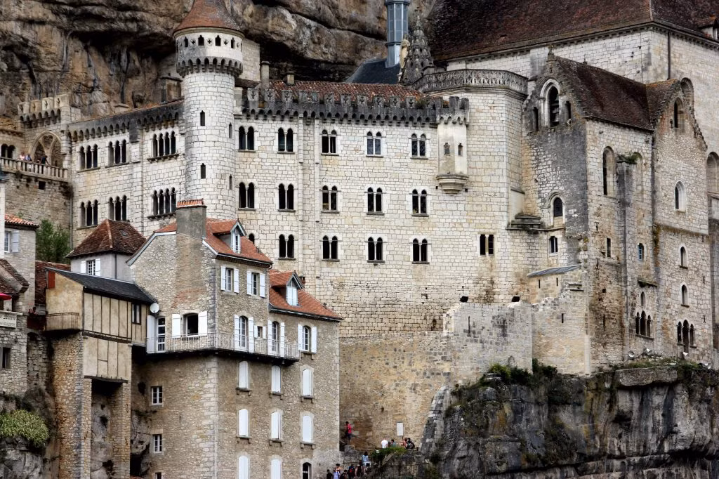 Thánh St Amator đã sống và qua đời tại ngôi làng Rocamadour ngay sau khi ông rời khỏi Jerusalem. Truyền thuyết kể rằng sau khi thi thể thánh St Amator được phát hiện, một số phép màu đã xảy ra. 