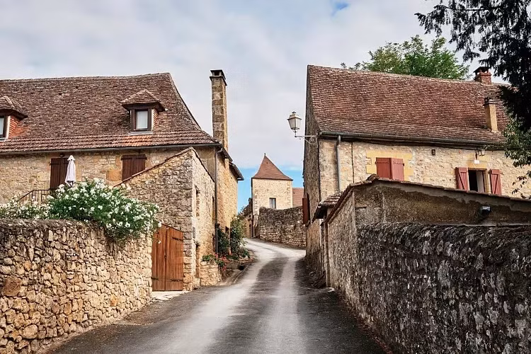 Một lý do khác khiến Rocamadour thu hút nhiều du khách là phong cảnh đẹp. Các công trình cổ được xây dựng trên vách núi nhìn xuống sông Alzou.