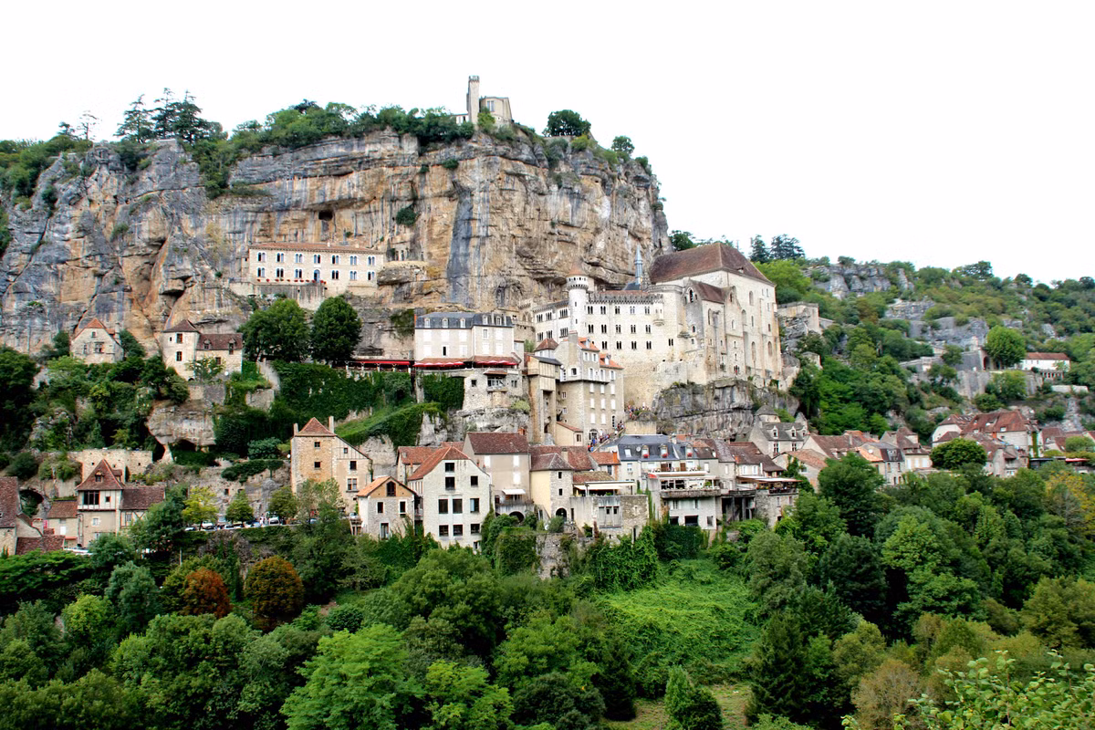 Từ thời Trung cổ, làng Rocamadour đã thu hút những người hành hương từ khắp châu Âu tới đây tham quan các công trình lịch sử và nhà thờ Đức Mẹ Maria.
