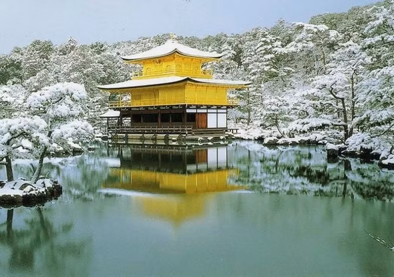 Chùa vàng Kinkakuji Nhật Bản ngoài tên gọi Kinkakuji còn được biết đến với nhiều tên gọi khác nhau như đền thờ Golden Pavilion, chùa Rokuon-ji hay Kim Tự Các…