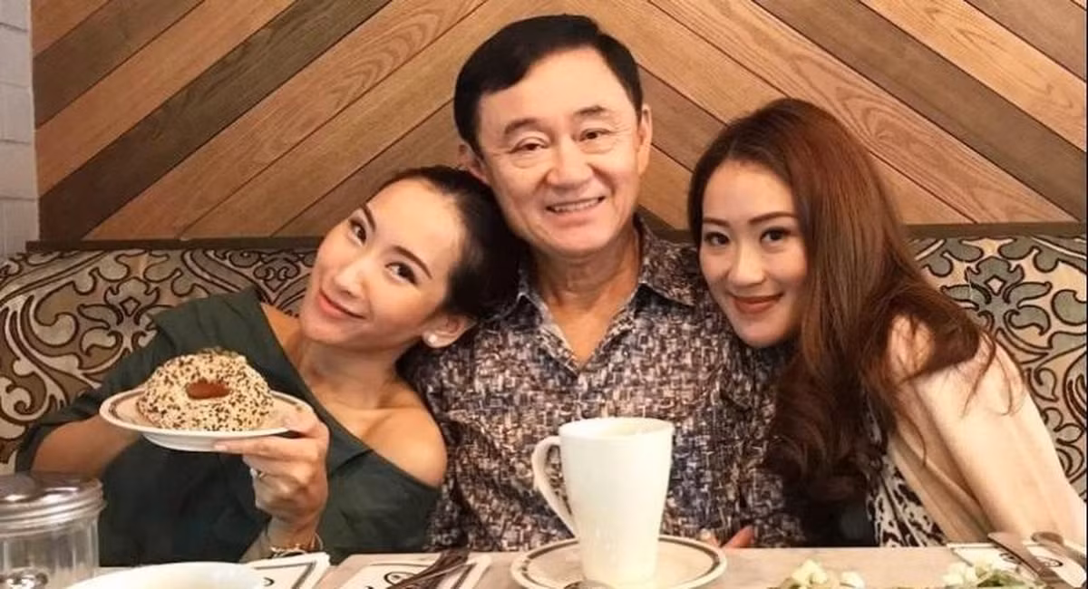 Paetongtarn cho biết cô rất thân thiết với bố và thường xuyên gặp ông, đồng thời tiết lộ cựu thủ tướng Thái Lan "rất mong trở lại đất nước một lần nữa". Sau nhiều năm sống lưu vong, ông Thaksin được tin là đang tìm cách trở lại chính trường. Ảnh: IT.