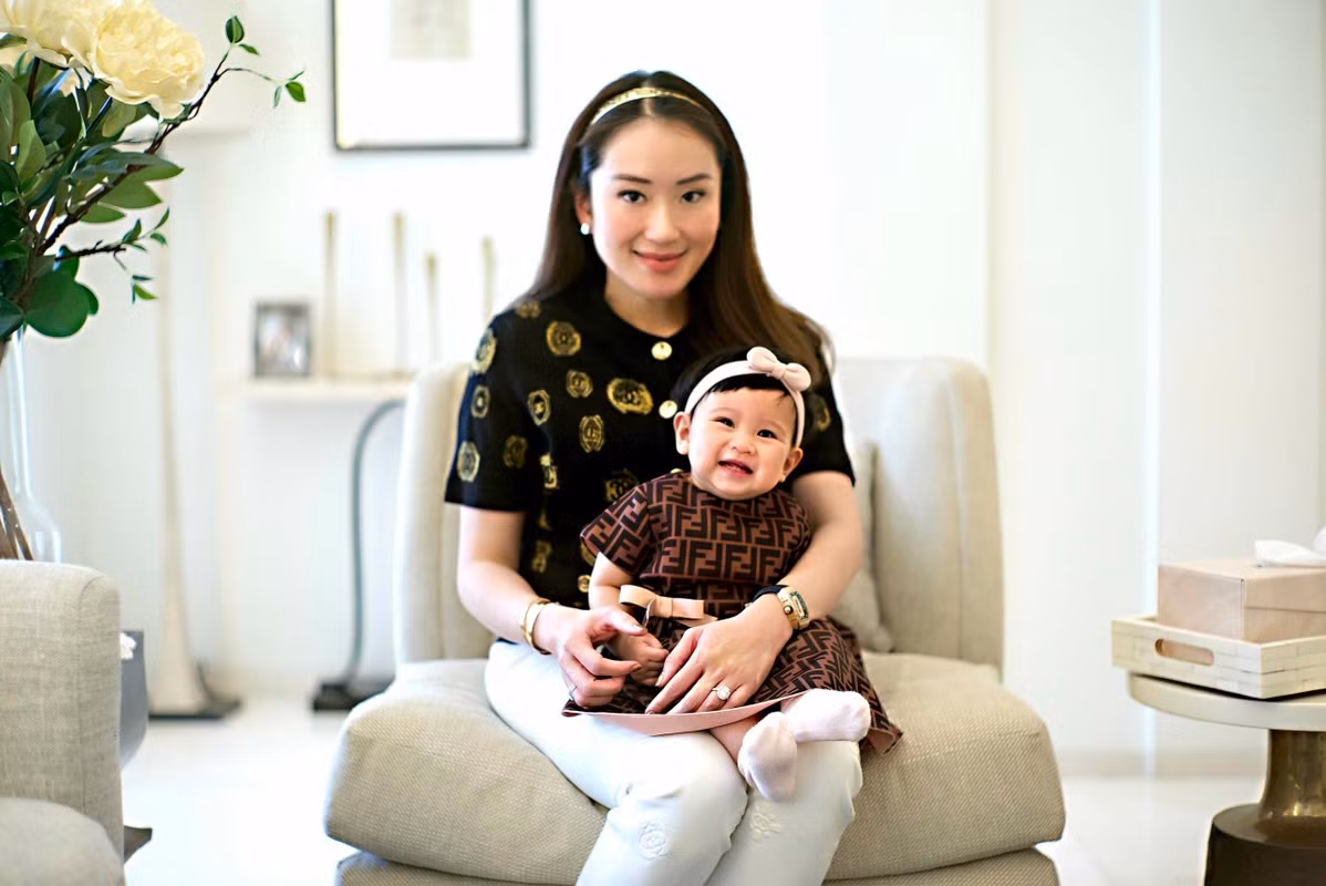 Chồng Paetongtarn là phi công thương mại và cả hai đã có một cô con gái. Không chỉ tham gia vào chính trị, Paetongtarn còn là cổ đông lớn nhất của Tập đoàn phát triển bất động sản SC Asset và sở hữu khối tài sản (tính đến năm 2021) là 4,3 tỉ bath.