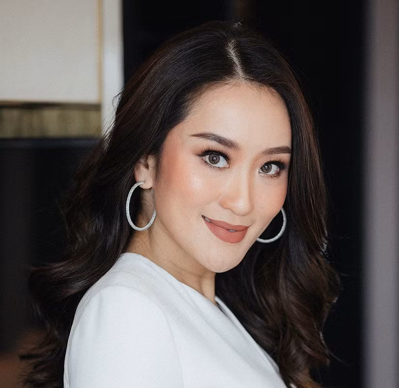 Paetongtarn Shinawatra tốt nghiệp Khoa Khoa học Chính trị từ trường Đại học Chulalongkhorn (CU) và sau đó học quản lý khách sạn quốc tế tại Đại học Surrey, Vương quốc Anh.