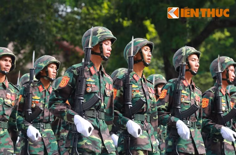 Việt Nam hiện chủ yếu sản xuất hai phiên bản: Galil ACE 31 và Galil ACE 32 cùng dùng cỡ đạn chuẩn Nga 7,62x39mm. Cơ cấu hoạt động của chúng là nạp đạn bằng khí nén với thoi nạp đạn xoay.