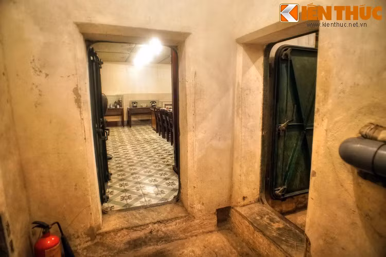Việc thi công được thực hiện cả ngày lẫn đêm trong bí mật và không được phép sai sót. Trong quá trình xây dựng hầm, Bộ Tổng tham mưu quyết định đánh sập tầng hai nhà làm việc của Cục Tác chiến, tạo ra đống đổ nát ngụy trang, tránh sự phát hiện của máy bay do thám.