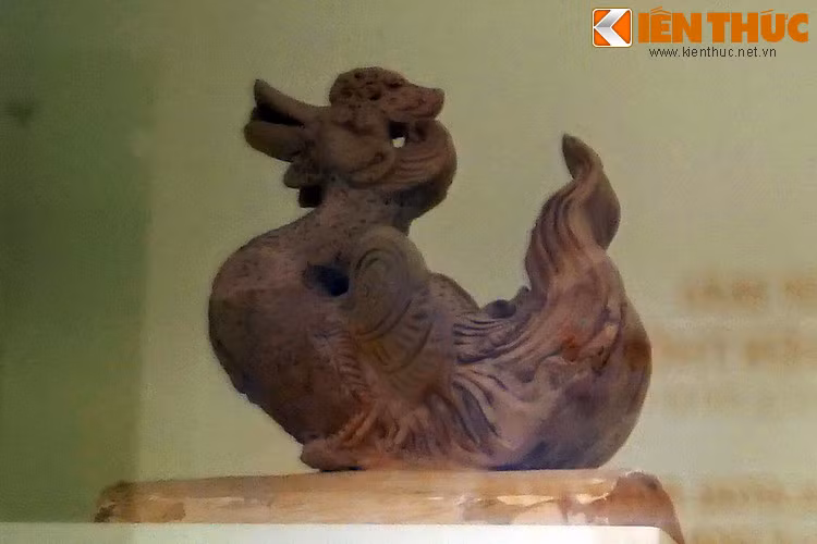 Trong hoàn cảnh đó, những viên ngói uyên ương là vật chứng quan trọng trong nỗ lực tái dựng diện mạo nền kiến trúc của một trong những vương triều thịnh vượng nhất trong sử Việt. Bài có sử dụng tư liệu của Trung tâm Bảo tồn di sản Thăng Long – Hà Nội.