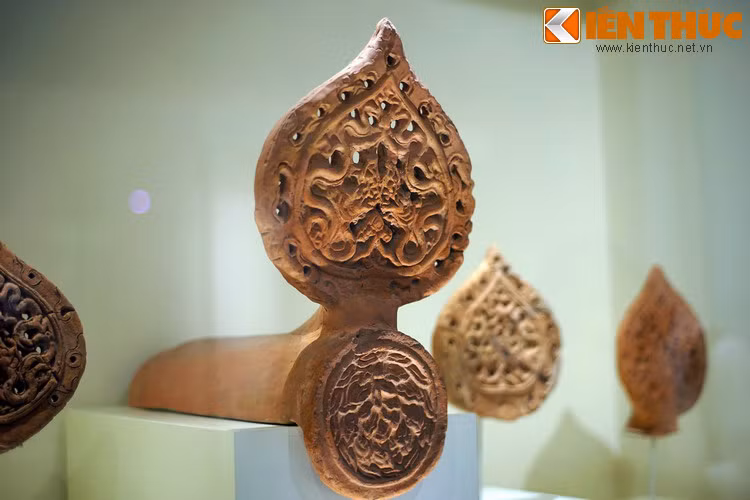 Tại khu di tích Hoàng thành Thăng Long, các nhà khảo cổ đã tìm thấy các loại hình ngói lợp mái phong phú, như ngói ống lợp diềm mái có đầu tròn trang trí hoa sen, trên gắn lá đề, bên trong chạm khắc hình rồng, phượng hay uyên ương và các loại phù điêu trang trí mái bằng đất nung.