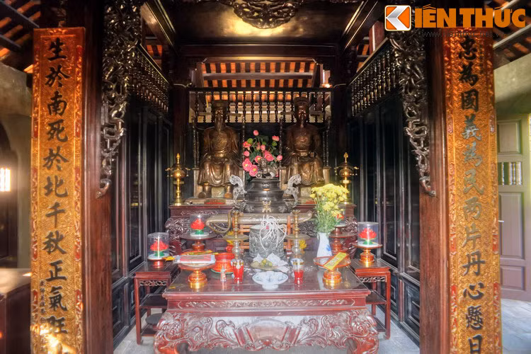 Nơi đây được dành làm nơi thờ hai vị quan Tổng đốc thành Hà Nội – Nguyễn Tri Phương và Hoàng Diệu – đã tuẫn tiết vì không giữ được thành trước sức công phá của quân đội Pháp.