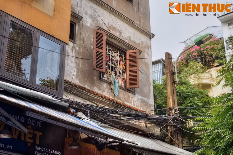 Xưa kia phố này có tên gọi là phố Hàng Mụn. Tên gọi "lạ" này bắt nguồn từ việc trên phố có nhiều hộ nghèo chuyên sống bằng nghề khâu vá thuê cho các hiệu may. Vì không có vốn nên họ đã mua vải vụn của hiệu may đem về may mũ, yếm dãi cho trẻ em để cải thiện thu nhập.