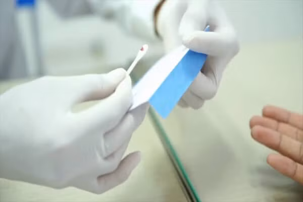 Người đàn ông gần 50 tuổi, phải chứng kiến đứa con mới 21 tuổi chết thảm thương đã ngất ngay tại hiện trường. Còn người mẹ gào thét như phát điên bên thi thể đứa con gái tội nghiệp. Mai vừa mới tốt nghiệp Trường Trung cấp kế toán ở Bình Dương. Trong thời gian chờ xin việc làm, cô gái này về nhà thì xảy ra vụ việc trên. Cơ quan công an đã xuống hiện trường ngay trong đêm để khám nghiệm tử thi, lấy mẫu ADN để phục vụ công tác điều tra. (Ảnh minh họa, nguồn internet)