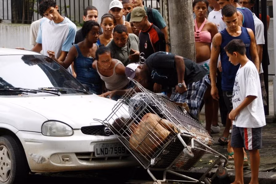 Thành phố Rio de Janeiro của Brazil được coi là “thủ phủ ma túy” trên thế giới. Từ lâu, Rio de Janeiro đã bị coi là một trong những thành phố nguy hiểm nhất thế giới. Trung bình hơn 30 người tử vong mỗi tuần tại thành phố này.