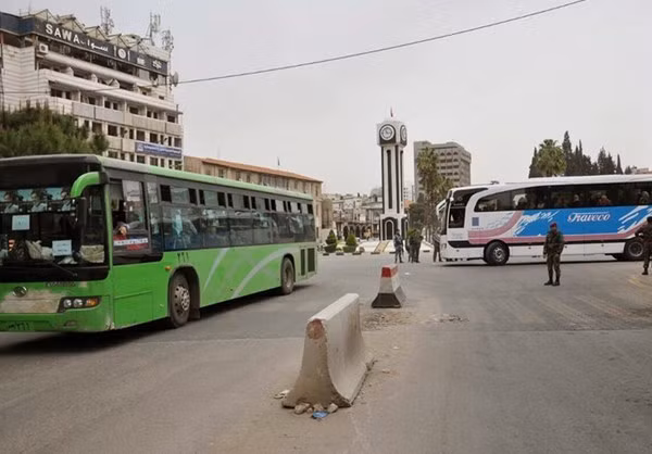 Hàng trăm nghìn gia đình Syria trở về thành phố cổ Palmyra và thị trấn cổ Quaryatayan của tỉnh Homs sau khi lực lượng chính phủ Damascus giải phóng hai khu vực này khỏi tay phiến quân IS những tuần gần đây.