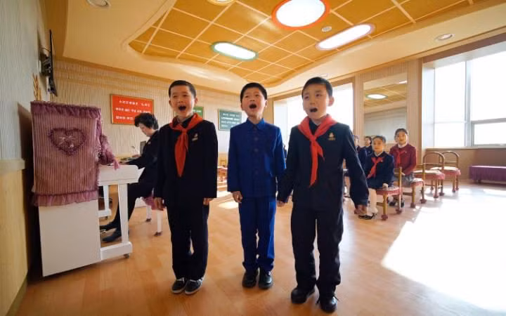 Các bé trai Triều Tiên đang học hát những ca khúc truyền thống của nước này.