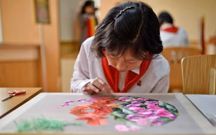 Thêu cũng là một trong những hoạt động ngoại khóa tại Cung học sinh Mangyongdae.