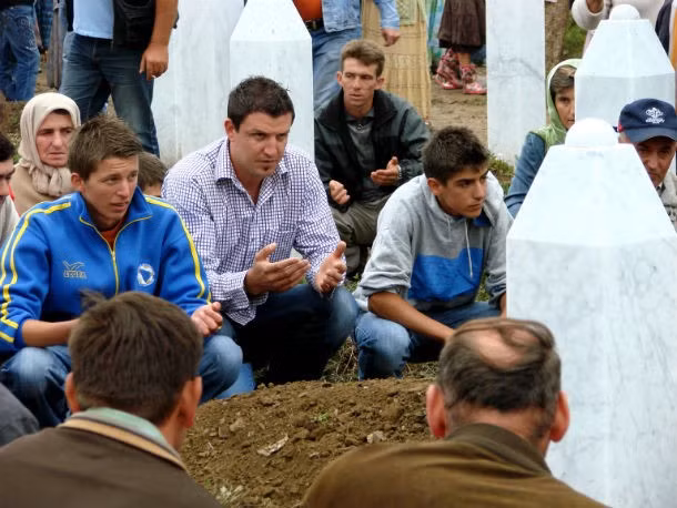 Vụ thảm sát Srebrenica vào năm 1995: Hơn 8.000 người, chủ yếu là các bé trai và đàn ông, bị giết chết ở trong và xung quanh thị trấn Srebrenica trong thời kỳ chiến tranh Bosnia. Cuộc thảm sát do các đơn vị của Quân đội Cộng hòa Srpska thực hiện.