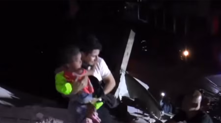 Một em nhỏ được đưa ra khỏi đống đổ nát sau trận động đất ở Ecuador.