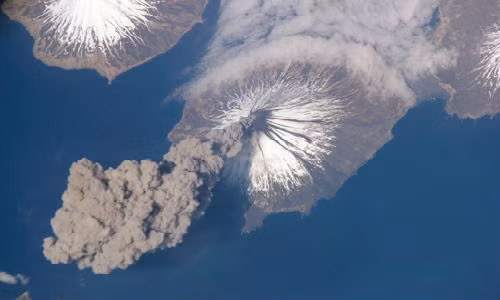 Núi lửa Cleveland ở quần đảo Aleutian, Alaska, nhả khói bụi mù mịt.