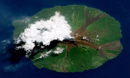 Khoảnh khắc ấn tượng khi núi lửa Manam ở Papua New Guinea phun trào nhìn từ trên cao.