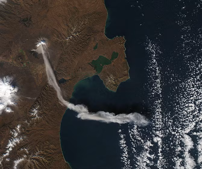 Núi lửa Shiveluch ở Kamchatka trông thật nhỏ bé khi nhìn từ trên cao.
