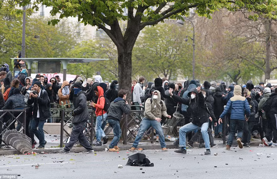 Nhiều người bị thương khi cảnh sát và người biểu tình đụng độ tại thủ đô Paris, Rennes và Nantes. Trong ngày 9/4, các cuộc biểu tình bùng phát ở khoảng 200 địa điểm khắp nước Pháp.