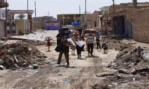 Người dân Iraq mang theo đồ đạc trở về thành phố quê hương của họ để bắt đầu lại cuộc sống.