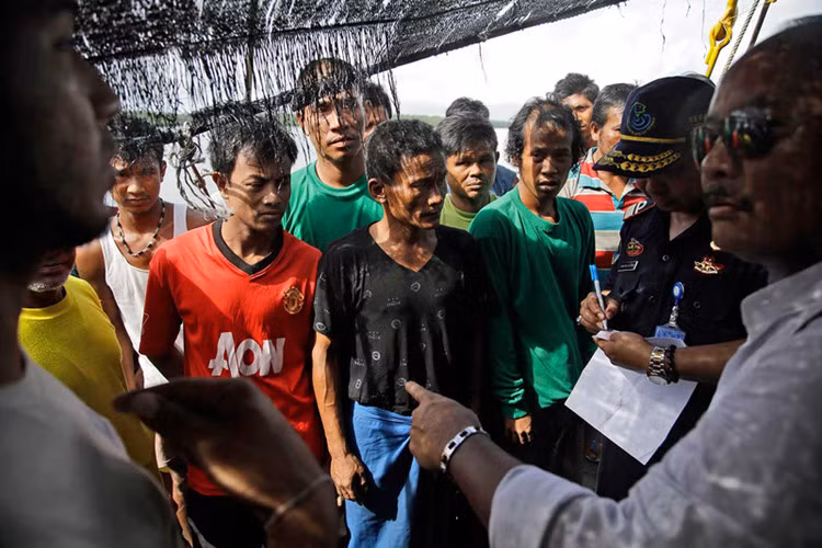 Lực lượng chức năng Indonesia yêu cầu các ngư dân trên tàu cá nước ngoài trình báo. (ảnh: AP)