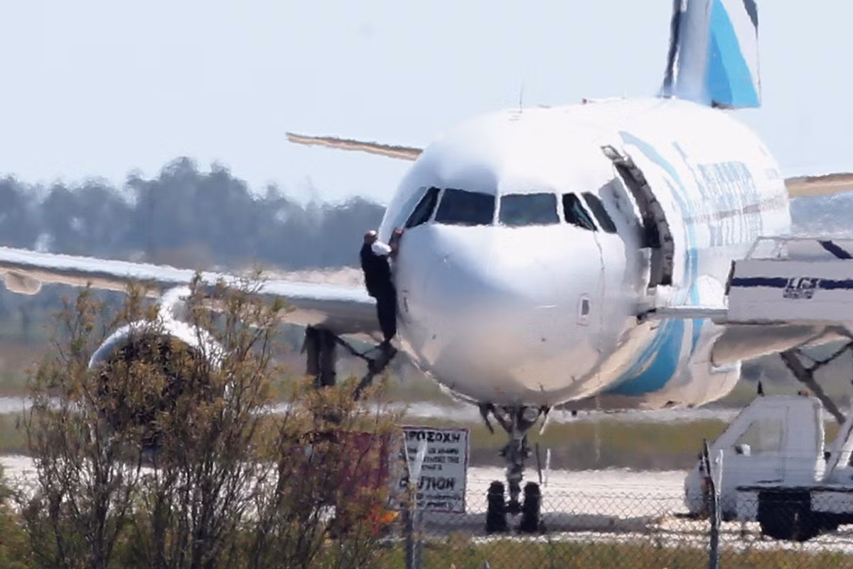 Ngày 29/3, một máy bay chở khách của hãng hàng không Egypt Air (Ai Cập) bị không tặc và buộc phải hạ cánh xuống sân bay Larcana, đảo Síp, với 81 hành khách trên khoang. Tuy nhiên, tất cả các hành khách và phi hành đoàn đều được an toàn.