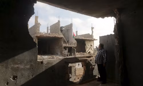 Ngôi nhà của người đàn ông trong ảnh cũng đã bị phá hủy trong cuộc xung đột tại Libya ngày 12/3/2016.