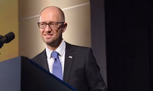 Phát biểu trên truyền hình ngày 10/4, Thủ tướng Ukraine Arseny Yatsenyuk thông báo ông sẽ chính thức đệ đơn từ chức lên Quốc hội vào ngày 12/4. Tuyên bố của Thủ tướng Yatsenyuk được đưa ra chỉ chưa đầy hai tháng sau khi ông vượt qua cuộc bỏ phiếu bất tín nhiệm.