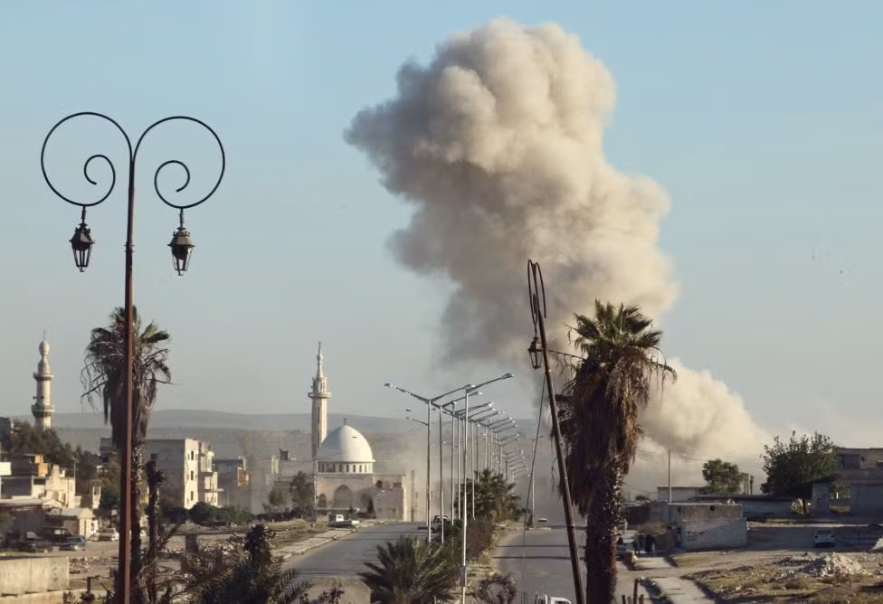Khói bốc lên cao sau một đợt ném bom tại khu vực do phe nổi dậy Syria kiểm soát ở Aleppo hôm 18/4.