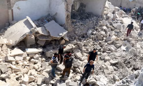 Đống đổ nát ở Aleppo sau một cuộc không kích ngày 16/4.