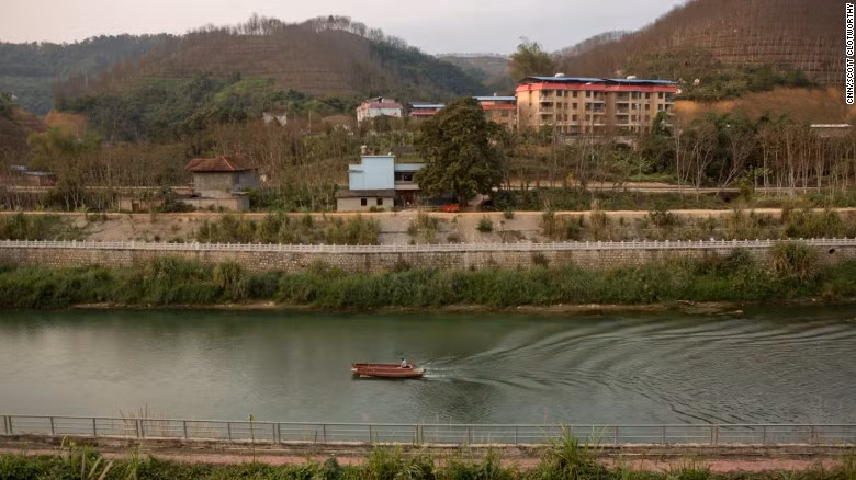 Những cô gái trốn thoát nói rằng họ bị kẻ xấu lừa đánh thuốc mê và đưa qua biên giới trong đêm bằng thuyền, xe máy hoặc ô tô. Trong ảnh là con sông biên giới giữa Trung Quốc và Lào Cai (Việt Nam). Những kẻ buôn lậu thường vượt qua dòng sông này.
