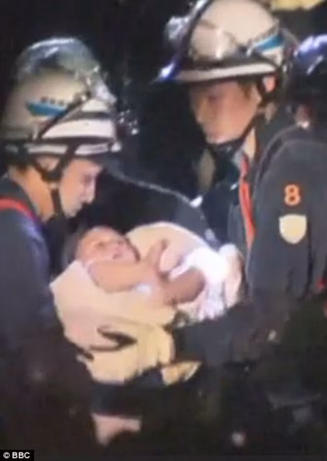 Mới đây, Daily Mail đăng tải những bức ảnh về một em bé sơ sinh được cứu thoát trong trận động đất.