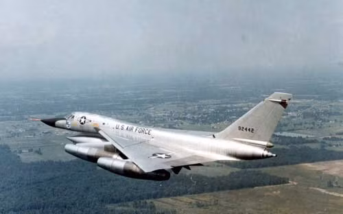 "Quái vật khổng lồ" B-58 phá vỡ bức tường âm thanh.