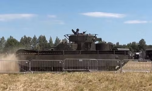 Xe tăng T-35 lăn bánh trong một cuộc kỷ niệm năm 2014.