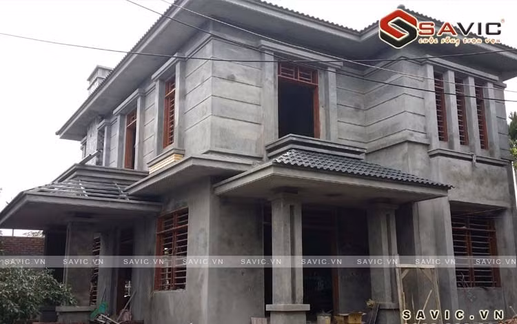  Biệt thự có kết cấu mái Thái, rất hiệu quả trong việc chống nóng. Mái nhà cao và rộng có tác dụng tản nhiệt tốt, điều hòa không khí, đem đến không gian thoáng đãng cho ngôi nhà.
