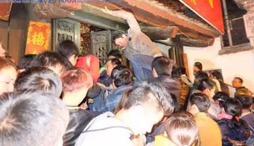 Hô hào giành giật hoa quả, bánh trái ở đền Trần.
