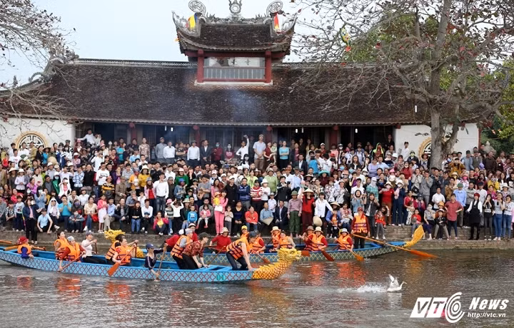 Ngày nay, chi tiết moi mề vịt dưới nước và ngậm cái mề vịt sống vào miệng đã bị bỏ để bảo đảm vệ sinh. Những đội tham gia bắt vịt sẽ dùng thuyền để lùa vịt và một người trên thuyền sẽ nhảy xuống vô lấy vịt khi cảm thấy có thể. (Ảnh: Quang Minh)