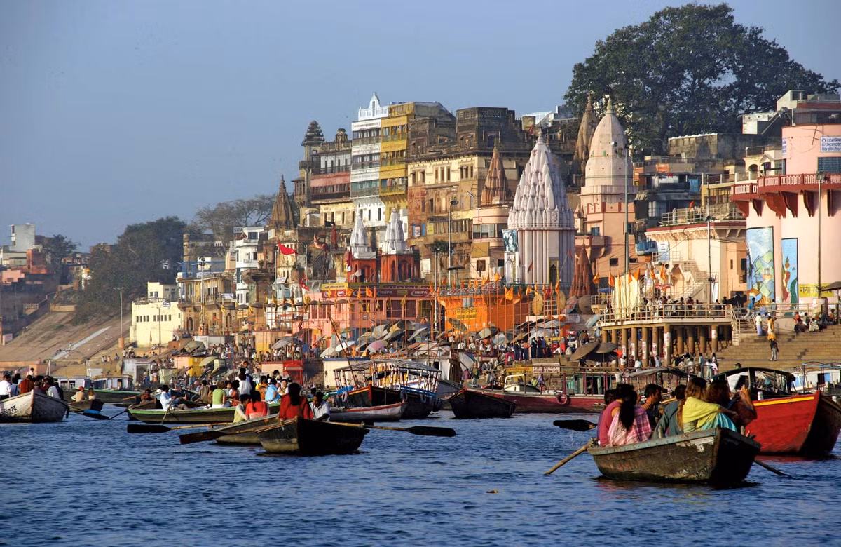 Thành phố cổ Varanasi còn được biết đến với các tên gọi như "thành phố của các đền đài" bởi nơi đây có hơn 2.000 ngôi đền.
