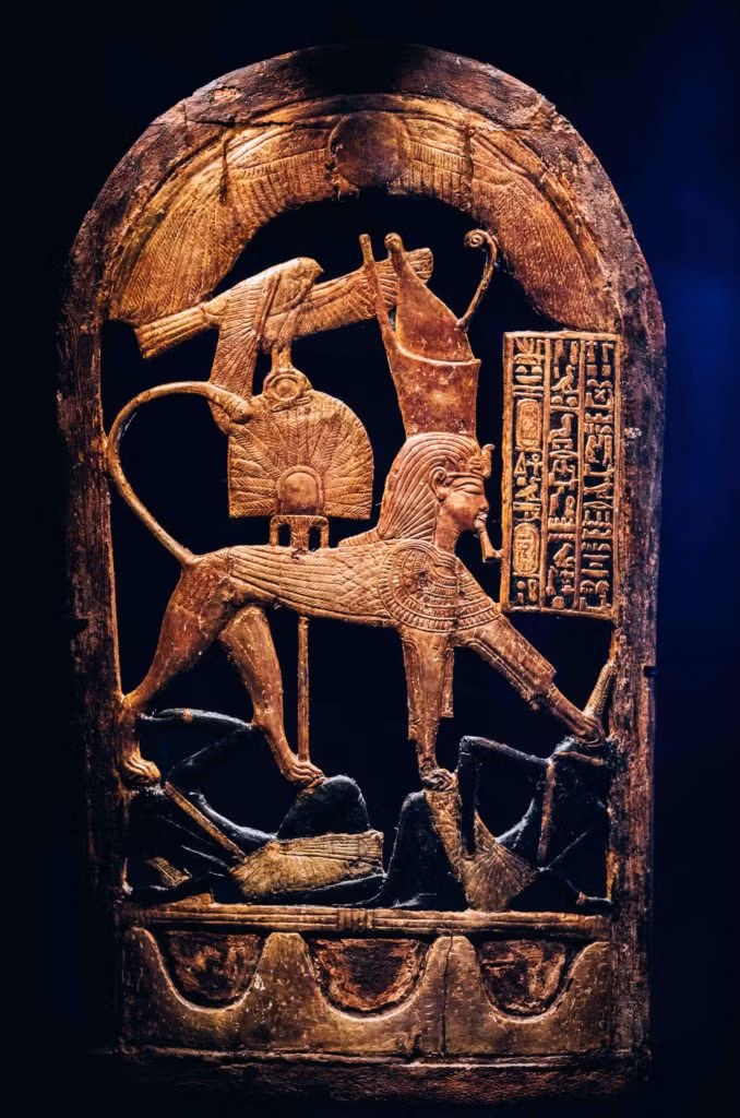 Tấm khiên bằng gỗ chạm khắc hình ảnh nhà vua dẫm chân lên kẻ thù Nubian.