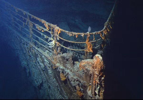 Nằm sâu dưới mặt biển 3,2 km, xác tàu Titanic ngày càng hoen rỉ, mục ruỗng.