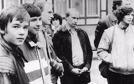 Theo tài liệu của KGB, ông Putin tham gia tích cực mạng lưới giáo dục của Đảng và không ngừng cải thiện các kỹ năng chuyên môn khi làm điệp viên.
