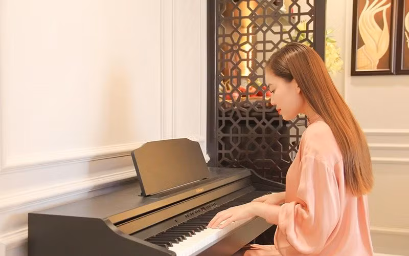 Trong nhà ngoài những không gian cơ bản thì còn có thêm 1 chiếc đàn để cô luyện tập, ca hát.