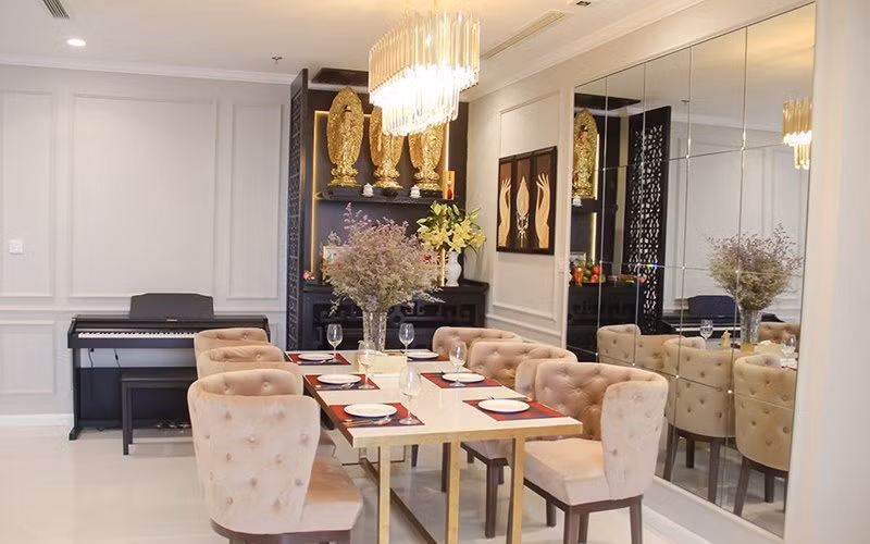 Khu vực bàn ăn gia đình với đèn chùm ấn tượng.