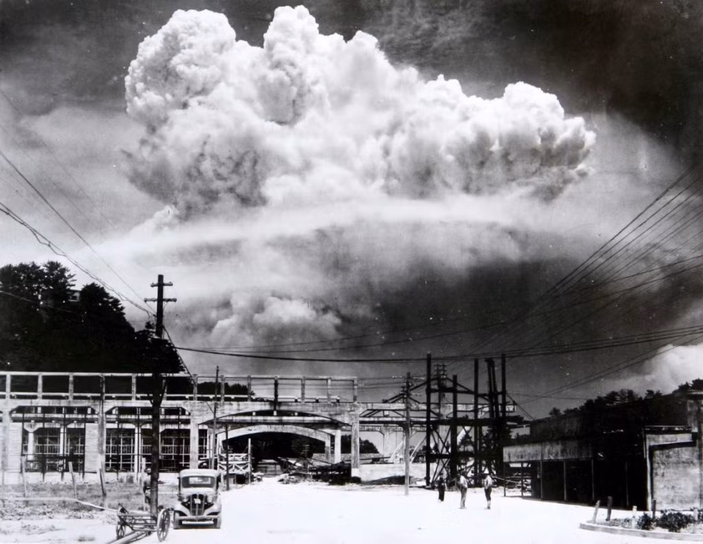 7. Đám mây hình nấm khổng lồ hình thành từ vụ nổ bom nguyên tử tại Nagasaki, Nhật Bản năm 1945. Thảm kịch tồi tệ này đã cướp đi sinh mạng của hàng chục ngàn người.