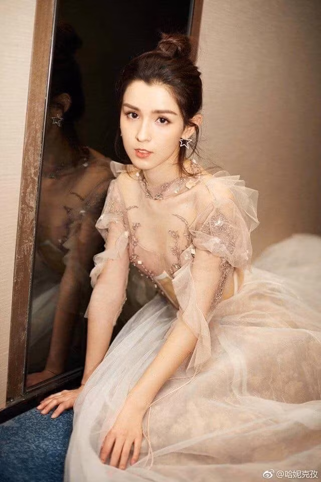 Tuy nhiên do kinh nghiệm còn non trẻ và áp lực sân khấu, Cáp Ny Khắc Tư nhiều lần mắc lỗi diễn đạt, nói vấp trước ống kính cận cảnh. Một số khán giả bày tỏ sự phẫn nộ do thái độ lúng túng và thiếu chuyên nghiệp của cô trong một chương trình tầm cỡ. Sau đó Cáp Ny Khắc Tư cũng lên tiếng nhận lỗi và cho rằng bản thân còn nhiều điều phải học hỏi.