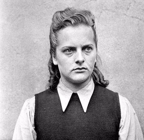 Khoảng 170 phụ nữ làm cai ngục tại trại Auschwitz. Trong số này, nữ cai ngục khét tiếng tàn bạo nhất là Irma Grese. Ả tra tấn và giết hại hàng ngàn tù nhân. Sau khi Thế chiến 2 kết thúc, Grese bị bắt và xử tử khi 22 tuổi.