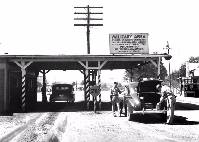 Vào đầu những năm 1940, Mỹ triển khai Dự án Manhattan: chế tạo quả bom nguyên tử đầu tiên. Để tiến hành dự án này, chính phủ Mỹ âm thầm thu mua mảnh đất rộng hơn hơn 243 km2 tại phía đông Tennessee.