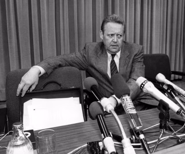 Vào đêm 9/11/1989, thành viên của Bộ Chính trị Đông Đức Günter Schabowski thực hiện cuộc họp báo với mục đích thông báo kết quả của lần họp Ủy ban Trung ương Đảng Đông Đức về cải cách du lịch giữa Đông Đức và Tây Đức.