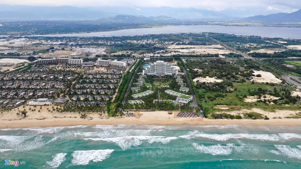 Tại phía nam Nha Trang là khu vực Cam Ranh cũng đang là đại công trường xây dựng hàng nghìn căn hộ condotel, biệt thự biển. Các dự án có điểm chung đều rộng hàng chục đến hàng trăm ha, chạy dọc bờ biển Bãi Dài Cam Ranh và hình thành những khu nghỉ dưỡng rộng lớn.
